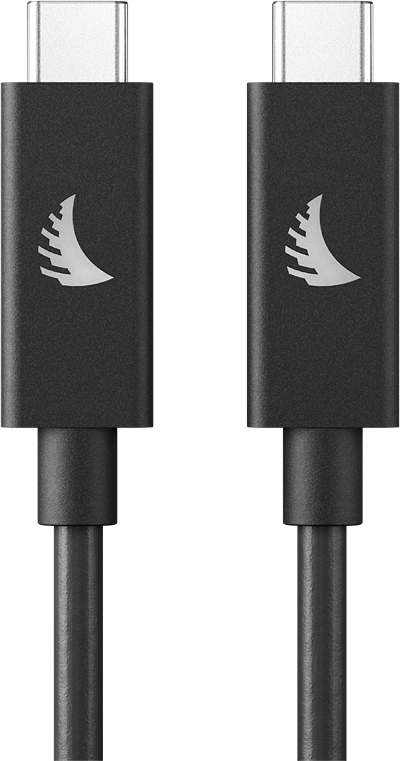 800q-02_117736 Kaksi ANGELBIRD USB 3.2 C-C -kaapelia, kumpikin 100 cm, mustaa, valkoinen kulmaviiva-logo jokaisessa liittimessä, molemmat liittimet ylöspäin.