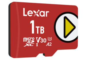 Lexar microSDXC PLAY UHS-I/A2/U3 R160/W100 (V30) 1TB -kortti on punainen, ja siinä on valkoista tekstiä ja symboleja, kuten V30-, U3- ja A2-nopeusluokitukset, sekä suuri keltainen ja valkoinen toistonäppäimen kuvake oikealla.