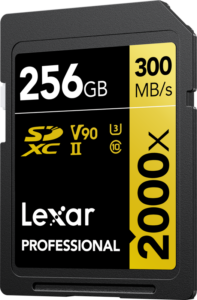 800q-02_118772 Lähikuva Lexar Pro 2000X SDHC/SDXC UHS-II U3 (V90) 256 Gt:n muistikortista, jossa on R300/W260-nopeudet ja musta-keltainen muotoilu.