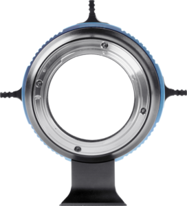 800q-02_119759 Lähikuvassa SIrui Cine Lens-Mount Adapter PL-RF -objektiivisovittimesta näkyy sen metallinen rakenne, pyöreä aukko, sininen ulkorengas ja kolme reunoista ulkonevaa mustaa kohdistustankoa.
