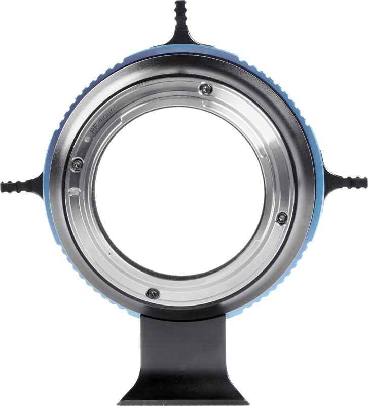 800q-02_119759 Lähikuvassa SIrui Cine Lens-Mount Adapter PL-RF -objektiivisovittimesta näkyy sen metallinen rakenne, pyöreä aukko, sininen ulkorengas ja kolme reunoista ulkonevaa mustaa kohdistustankoa.