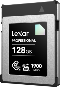 800q-02_120862 Lexar CFexpress Pro Diamond R1900/W1700 (VPG400) 128 Gt:n muistikortti on kuvassa kuvakulmasta katsottuna hopean ja mustan värinen, ja etiketissä on yksityiskohtaiset tuotetiedot.