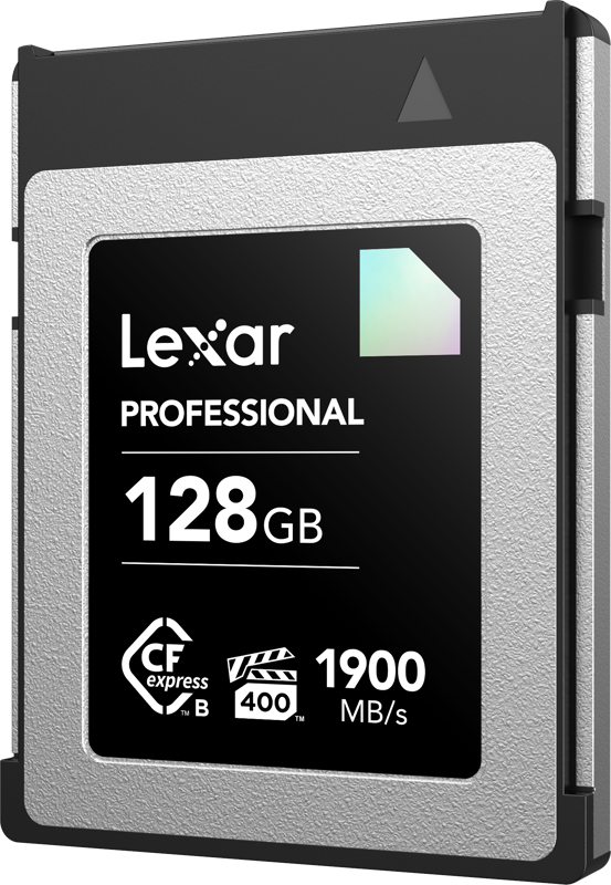 800q-02_120862 Lexar CFexpress Pro Diamond R1900/W1700 (VPG400) 128 Gt:n muistikortti on kuvassa kuvakulmasta katsottuna hopean ja mustan värinen, ja etiketissä on yksityiskohtaiset tuotetiedot.