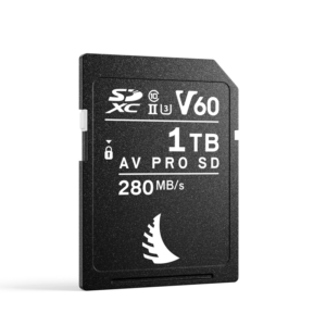 800q-02_121066 Musta ANGELBIRD 1TB AV Pro Mk 2 V60 UHS-II SDXC -kortti, jossa on valkoisella tekstillä merkinnät "V60", "1TB", "AV PRO SD" ja "280 MB/s", näkyy valkoisella pohjalla, jossa on vakiosymbolit ja pieni valkoinen logo.
