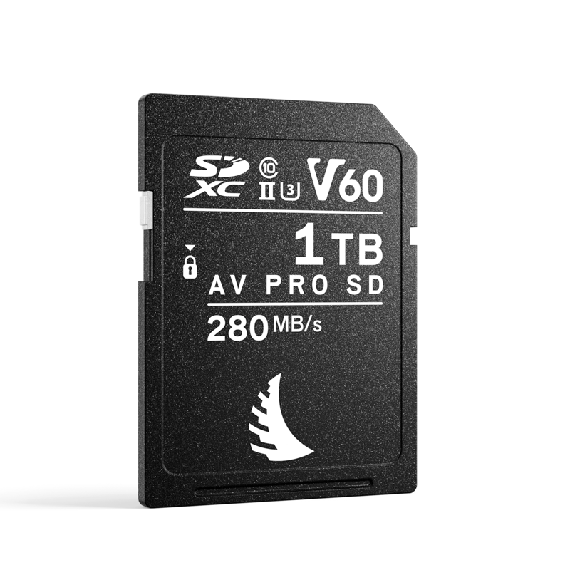 800q-02_121066 Musta ANGELBIRD 1TB AV Pro Mk 2 V60 UHS-II SDXC -kortti, jossa on valkoisella tekstillä merkinnät "V60", "1TB", "AV PRO SD" ja "280 MB/s", näkyy valkoisella pohjalla, jossa on vakiosymbolit ja pieni valkoinen logo.