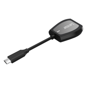 800q-02_121078 Musta Lexar LRW470U Cardreader SD & microSD UHS-II (USB-C) -muistikortinlukija lyhyellä kaapelilla ja USB-C-liittimellä, kuvassa valkoisella pohjalla.