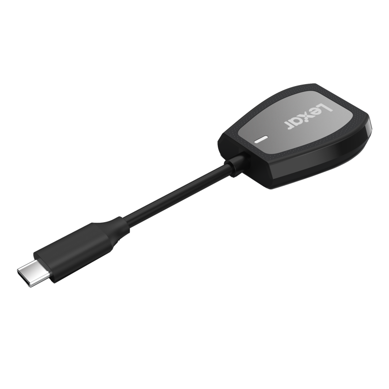 800q-02_121078 Musta Lexar LRW470U Cardreader SD & microSD UHS-II (USB-C) -muistikortinlukija lyhyellä kaapelilla ja USB-C-liittimellä, kuvassa valkoisella pohjalla.
