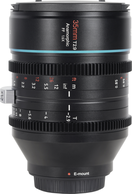 800q-02_121275 Sirui Anamorphic Lens Venus 1.6x FF 35mm T2.9 E-Mount -objektiivin lähikuva, jossa on tarkennus- ja aukkomerkinnät, sininen aksenttirengas ja E-mount-liitin pohjassa.
