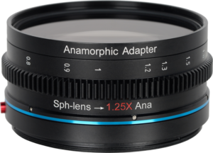 800q-02_121283 Lähikuva Sirui Anamorphic Adapter 1.25x -objektiivista, musta objektiivi, jossa on valkoiset polttovälimerkinnät, "Sph-lens → 1.25X Ana" punaisella tekstillä ja sininen aksenttirengas lähellä pohjaa.