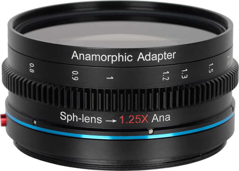 800q-02_121283 Lähikuva Sirui Anamorphic Adapter 1.25x -objektiivista, musta objektiivi, jossa on valkoiset polttovälimerkinnät, "Sph-lens → 1.25X Ana" punaisella tekstillä ja sininen aksenttirengas lähellä pohjaa.