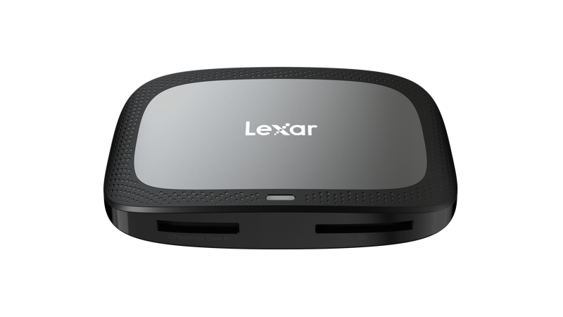 800q-02_121313 Lexar Cardreader LRW530U CFexpress Type A / SD UHS-II USB 3.2 -muistitikulla on musta ja harmaa muotoilu, jossa on useita korttipaikkoja edessä valkoista taustaa vasten.