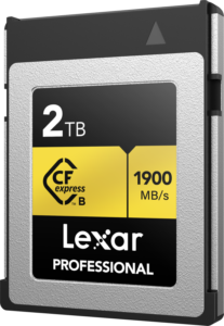 800q-02_121390 Lexar CFexpress Pro Gold R1900/W1500 2TB -muistikortti tarjoaa 2TB:n kapasiteetin ja 1900 MB/s lukunopeuden, ja siinä on hopeinen ja keltainen etiketti.