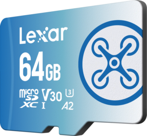 800q-02_121477 Lexar microSDXC FLY 1066x UHS-I/A2/U3 (V30) 64 Gt:n kortti tarjoaa R160/W60MB-nopeuden, siinä on sininen kaltevuuskohtien tausta, ja siinä on lennokin potkurikuvake, joka osoittaa, että se sopii erinomaisesti lennokin käyttöön.