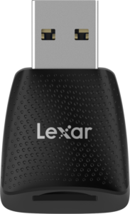 800q-02_121480 Lähikuva mustasta Lexar Cardreader microSD UHS-I (USB 3.2) -muistikortinlukijasta, jossa on kuvioitu pinta, valkoinen Lexar-logo, näkyvä USB-liitin yläosassa ja microSD-korttipaikka alaosassa.