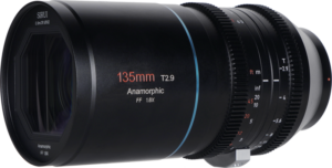 800q-02_122445 Sirui Anamorphic Lens Venus 1.8x FF 135mm T2.9 E-Mount -objektiivi, musta, jossa on punaiset ja valkoiset merkinnät ja hammasrengas manuaalisäätöjä varten, on kulmautunut valkoiselle taustalle.