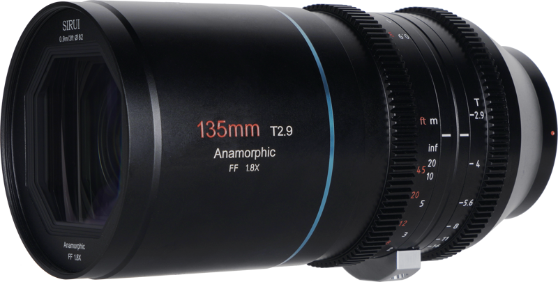 800q-02_122445 Sirui Anamorphic Lens Venus 1.8x FF 135mm T2.9 E-Mount -objektiivi, musta, jossa on punaiset ja valkoiset merkinnät ja hammasrengas manuaalisäätöjä varten, on kulmautunut valkoiselle taustalle.