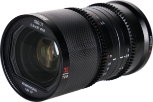 800q-02_122449 Sirui Anamorphic Lens Saturn 35mm 1.6x T2.9 Carbon Fiber FF - E-mount (Blue Flare) -objektiivin lähikuvassa näkyy yksityiskohtaiset merkinnät ja tarkennusrenkaat valkoista taustaa vasten.