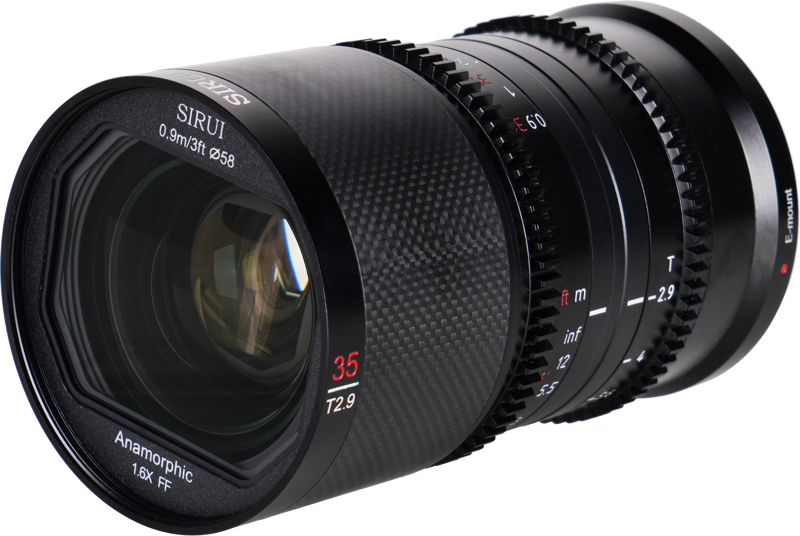 800q-02_122449 Sirui Anamorphic Lens Saturn 35mm 1.6x T2.9 Carbon Fiber FF - E-mount (Blue Flare) -objektiivin lähikuvassa näkyy yksityiskohtaiset merkinnät ja tarkennusrenkaat valkoista taustaa vasten.