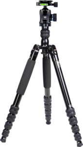 800q-02_123630 Sirui Traveler Tripod Kit T-1005+E-10 -statiivisarjassa on musta muotoilu, vaahtomuovikahvat kahdessa jalassa, kierrelukot kaikkien jalkojen säätöön ja pallopään tasauskupla, kuvassa pystyasennossa tavallista taustaa vasten.