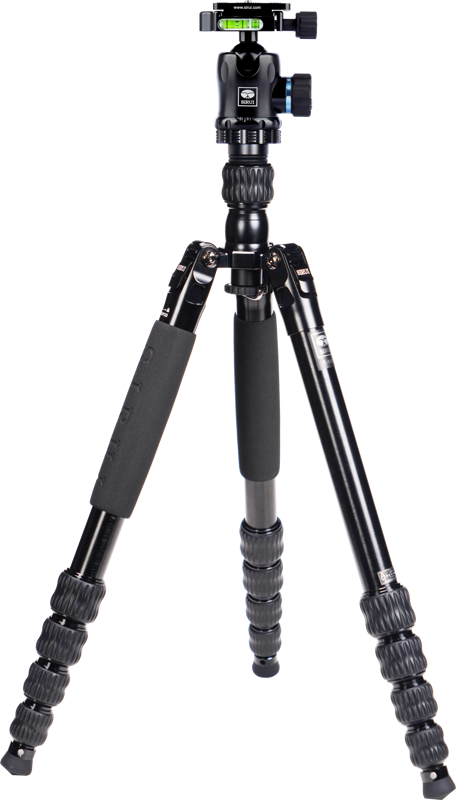 800q-02_123630 Sirui Traveler Tripod Kit T-1005+E-10 -statiivisarjassa on musta muotoilu, vaahtomuovikahvat kahdessa jalassa, kierrelukot kaikkien jalkojen säätöön ja pallopään tasauskupla, kuvassa pystyasennossa tavallista taustaa vasten.