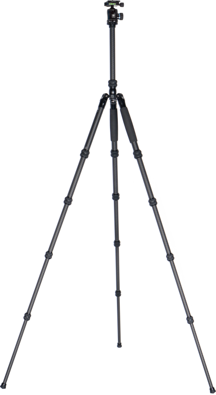 800q-02_123631 Sirui Traveler Carbon Tripod Kit T-1205+E-10, jossa on säädettävät jalat ja kuulapääkiinnitys, seisoo täysin ulosvedettynä kolmella jalalla vaaleanharmaalla pohjalla.