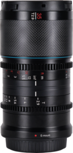 800q-02_123923 Sirui Anamorphic Lens Saturn 35mm 1.6x T2.9 Carbon Fiber FF (Blue Flare) -objektiivin lähikuvassa näkyy tarkennus- ja aukkomerkinnät, joiden yläosassa on merkintä "35 T2.9" ja lähellä pohjaa X-mount-merkintä.