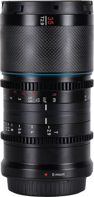800q-02_123923 Sirui Anamorphic Lens Saturn 35mm 1.6x T2.9 Carbon Fiber FF (Blue Flare) -objektiivin lähikuvassa näkyy tarkennus- ja aukkomerkinnät, joiden yläosassa on merkintä "35 T2.9" ja lähellä pohjaa X-mount-merkintä.