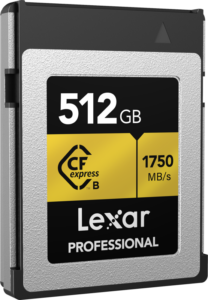 800q-02_123957 Lexar CFexpress Pro Gold R1900/W1500 512GB -muistikortti on esillä, jossa on hopean ja mustan värinen muotoilu keltaisella merkinnällä ja joka tarjoaa suuren lukunopeuden jopa 1900 MB/s.