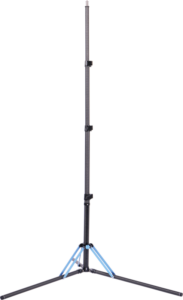 800q-02_124266 Sirui Light Stand DK-18 Carbon Fiber Air-Cushioned on musta, kevyt kolmijalkainen kolmijalkainen jalusta, jossa on kolme pidennettyä jalkaa ja siniset tukiraudat, kuvassa pystyssä valkoista taustaa vasten.