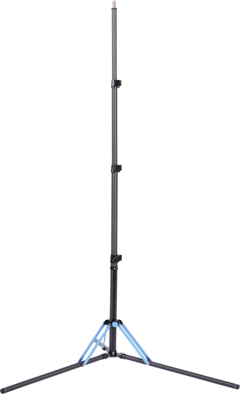 800q-02_124266 Sirui Light Stand DK-18 Carbon Fiber Air-Cushioned on musta, kevyt kolmijalkainen kolmijalkainen jalusta, jossa on kolme pidennettyä jalkaa ja siniset tukiraudat, kuvassa pystyssä valkoista taustaa vasten.