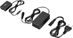 800q-02_124828 The SmallRig 4269 Dummy Battery with Power Adapter (EU) NP-FZ100 includes a black dummy battery with cable, a rectangular mains power adapter and a two-pin power cable, all of which appear on a light-coloured background.