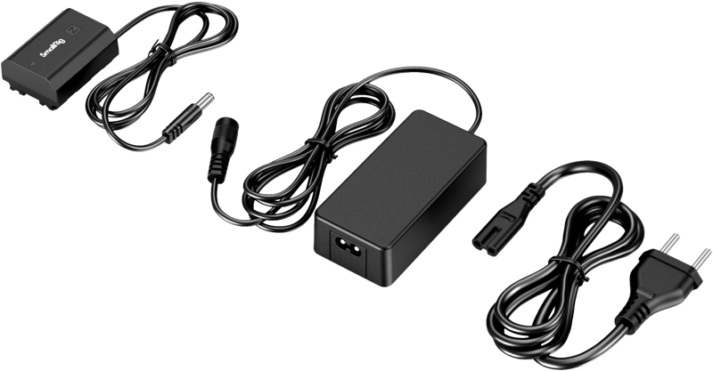 800q-02_124828 The SmallRig 4269 Dummy Battery with Power Adapter (EU) NP-FZ100 includes a black dummy battery with cable, a rectangular mains power adapter and a two-pin power cable, all of which appear on a light-coloured background.