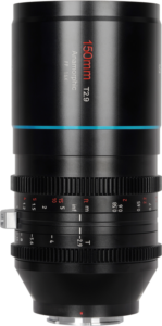 800q-02_125043 Sirui Anamorphic Lens Venus 1.6x FF 150mm T2.9 E-Mount -objektiivi, musta, jossa on valkoiset ja punaiset merkinnät, sininen aksenttirengas sekä tarkennus/aukkorenkaat, näkyy valkoista taustaa vasten.