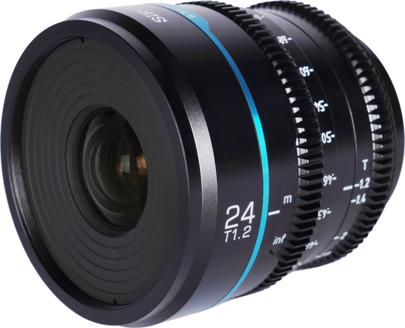 800q-02_125064 Sirui Cine Lens Nightwalker S35 24mm T1.2 E-Mount - Black -objektiivin lähikuvassa näkyy sen sininen rengas ja yksityiskohtaiset tarkennus- ja aukkomerkinnät mustassa, kuvioidussa tynnyrissä.