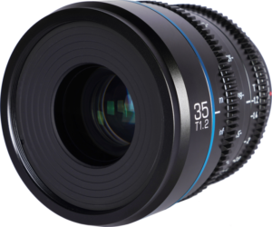 800q-02_125072 Lähikuva Sirui Cine Lens Nightwalker S35 35mm T1.2 E-Mount - musta, jossa näkyy tarkennusrengas ja aukkorenkaat, 35 T1.2 -merkintä tynnyrissä ja sininen korostus etureunan lähellä.