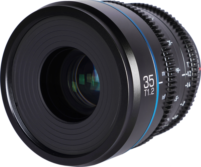 800q-02_125072 Lähikuva Sirui Cine Lens Nightwalker S35 35mm T1.2 E-Mount - musta, jossa näkyy tarkennusrengas ja aukkorenkaat, 35 T1.2 -merkintä tynnyrissä ja sininen korostus etureunan lähellä.