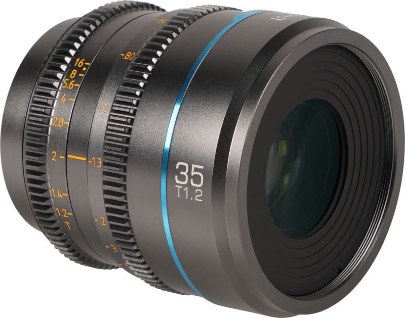 800q-02_125073 Lähikuvassa Sirui Cine Lens Nightwalker S35 35mm T1.2 E-Mount -objektiivista metalliharmaalla näkyy tarkennus- ja aukkomerkinnät keltaisella, sininen rengas lähellä keskikohtaa sekä lasi- ja säätörenkaat vinossa.