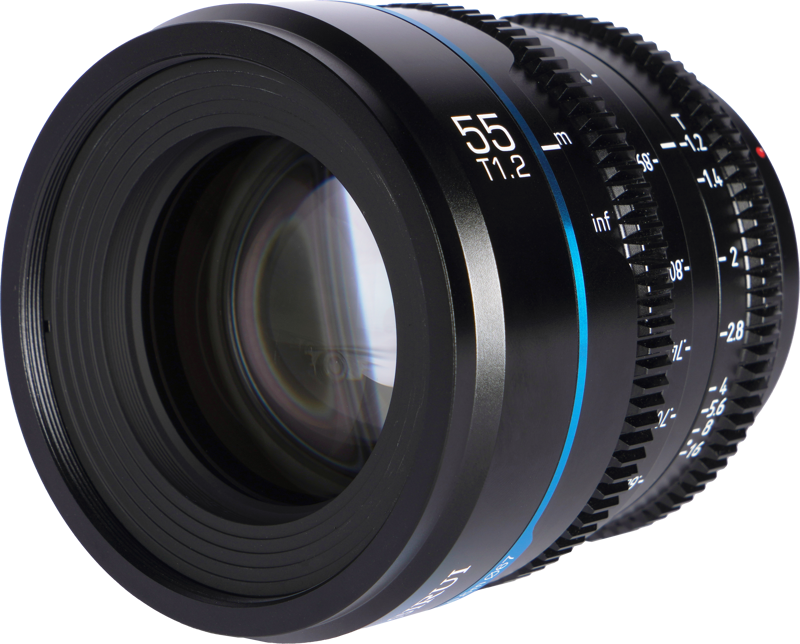 800q-02_125080 Lähikuvassa Sirui Cine Lens Nightwalker S35 55mm T1.2 E-Mount - Black näkyy tarkennus- ja aukkomerkinnät, mukaan lukien "55 T1.2" sivussa, valkoista taustaa vasten.