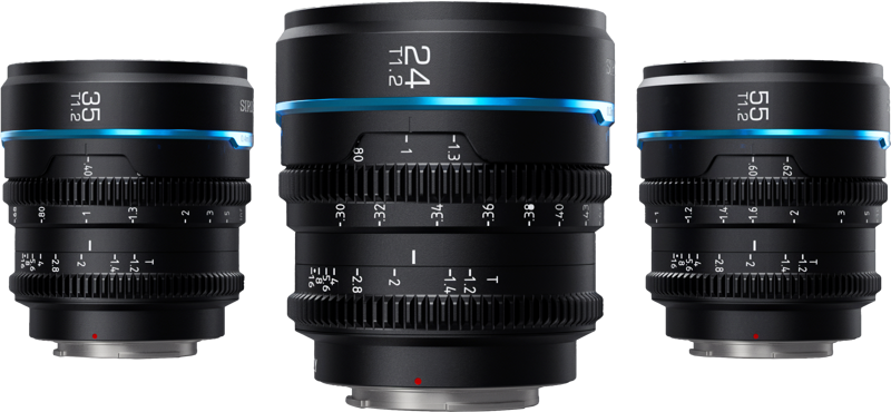800q-02_125088 Sirui Cine Lens Nightwalker S35 Kit 24/35/55mm T1.2 E-Mount - Black sisältää kolme mustaa objektiivia, joissa on siniset korostukset ja joissa on merkinnät 24mm, 35mm ja 55mm, joissa jokaisessa on tarkennus- ja aukkomerkinnät valkoisella pohjalla.