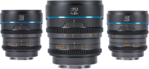 800q-02_125089 Kolme Sirui Cine Lens Nightwalker S35 Kit 24mm, 35mm ja 55mm T1.2 E-Mount-objektiivia metallinharmaalla metalliharmaalla seisovat pystyssä valkoisella taustalla, ja niissä on mustat rungot, joissa on siniset aksenttirenkaat ja keltaiset tarkennus- ja aukkomerkinnät.