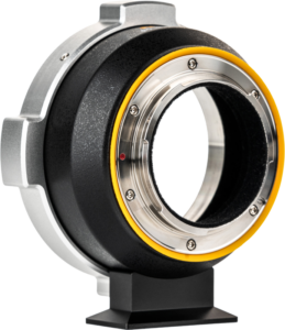 800q-02_126112 NiSi Cine Lens Mount Adapter Athena PL-E -objektiivisovittimessa on musta ja hopeinen runko, keltainen aksenttirengas ja neliskulmainen kiinnitysalusta, joka on suunniteltu erilaisten kameran objektiivien liittämiseen kamerarunkoihin.