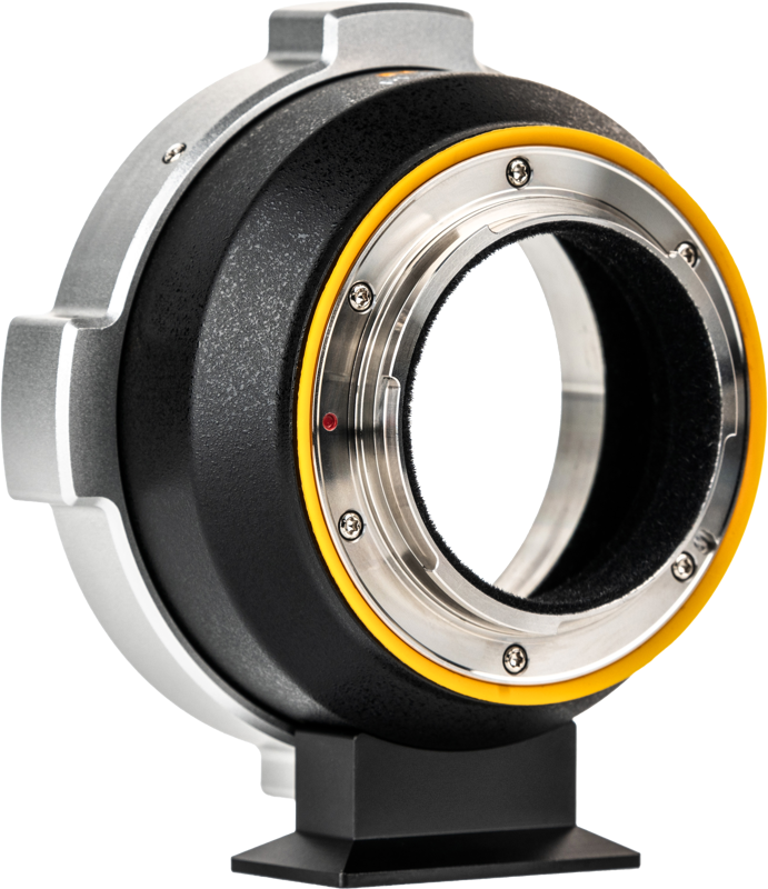 800q-02_126112 NiSi Cine Lens Mount Adapter Athena PL-E -objektiivisovittimessa on musta ja hopeinen runko, keltainen aksenttirengas ja neliskulmainen kiinnitysalusta, joka on suunniteltu erilaisten kameran objektiivien liittämiseen kamerarunkoihin.