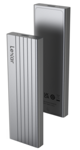 800q-02_126172 Kaksi Lexar SSD E6 Portable SSD R1050/W1000 1TB (hopea) -asemaa seisoo pystysuorassa; toisessa on Lexarin logo ja uritettu etupuoli, kun taas toisessa on sileä, merkitty takaosa.
