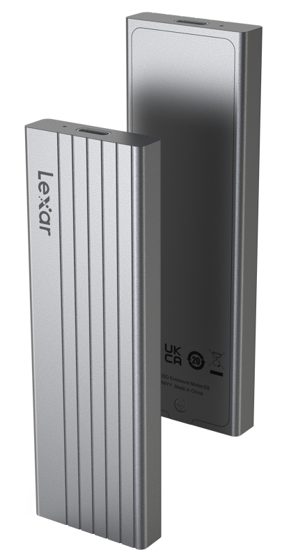 800q-02_126172 Kaksi Lexar SSD E6 Portable SSD R1050/W1000 1TB (hopea) -asemaa seisoo pystysuorassa; toisessa on Lexarin logo ja uritettu etupuoli, kun taas toisessa on sileä, merkitty takaosa.