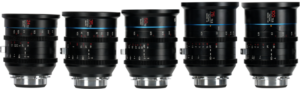 SIrui Cine Lens Kit Jupiter -objektiivisarjassa on viisi PL-kiinnitteistä elokuvaobjektiivia (24mm, 35mm, 50mm, 75mm ja 100mm), jotka on rivissä vierekkäin valkoisella pohjalla ja joissa näkyy niiden tarkennus- ja aukkomerkinnät.
