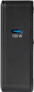 800q-02_126655 Lähikuva SmallRig 4370 GaN 100W Fast Charger USB-C -laitteesta, joka on musta laite, jonka etupuolella on sininen USB-C-portti, jossa on merkintä 100 W, joka ilmaisee sen 100 watin pikalatauskyvyn.