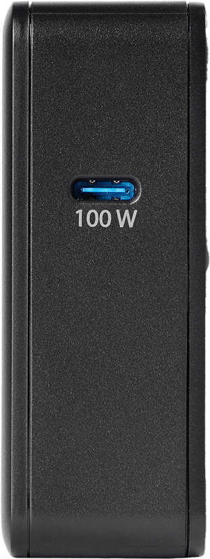 800q-02_126655 Lähikuva SmallRig 4370 GaN 100W Fast Charger USB-C -laitteesta, joka on musta laite, jonka etupuolella on sininen USB-C-portti, jossa on merkintä 100 W, joka ilmaisee sen 100 watin pikalatauskyvyn.