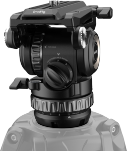 800q-02_127160 Lähikuva SmallRig 4287 Professional Video Head PH8 -videopäästä, jossa näkyy sen säätönupit ja merkittyjen kallistus-, panorointi- ja vastapainon säätimet, asennettuna jalustalle.