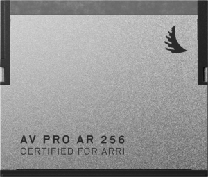 800q-02_127424 Close-up of the ANGELBIRD ARRI AV PRO AR CFast 2.0 256 GB memory card, silver in colour with black edges, the text "AV PRO AR 256 CERTIFIED FOR ARRI" and a small black logo in the top right corner.