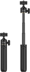 800q-02_127426 Kaksi SmallRig 4369 Smartphone Vlog Tripod Kit VK-50 Advanced Version kahvaa on esitetty vierekkäin - yksi kokoontaitettuna, toinen ulosvedettynä. Molemmissa on yläosassa kiinnityspäät ja sivussa lukitusnupit säädettävää pidennystä varten.